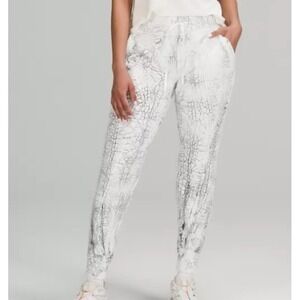 Lululemon Warm Down Jogger 7/8 Length Womens Sz‎ 2 White Black Thread Dye Scuba